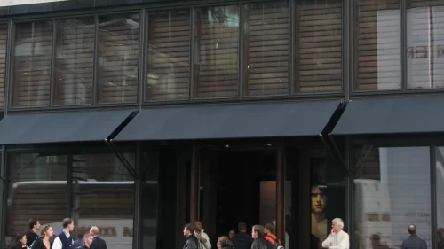 Abercrombie & Fitch 2025 Gelir Tahminlerini Güncelledi, Hisseler Yükseldi